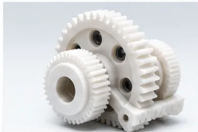 Tren de engranajes impreso en material blanco, con tres ruedas dentadas engranadas entre sí.