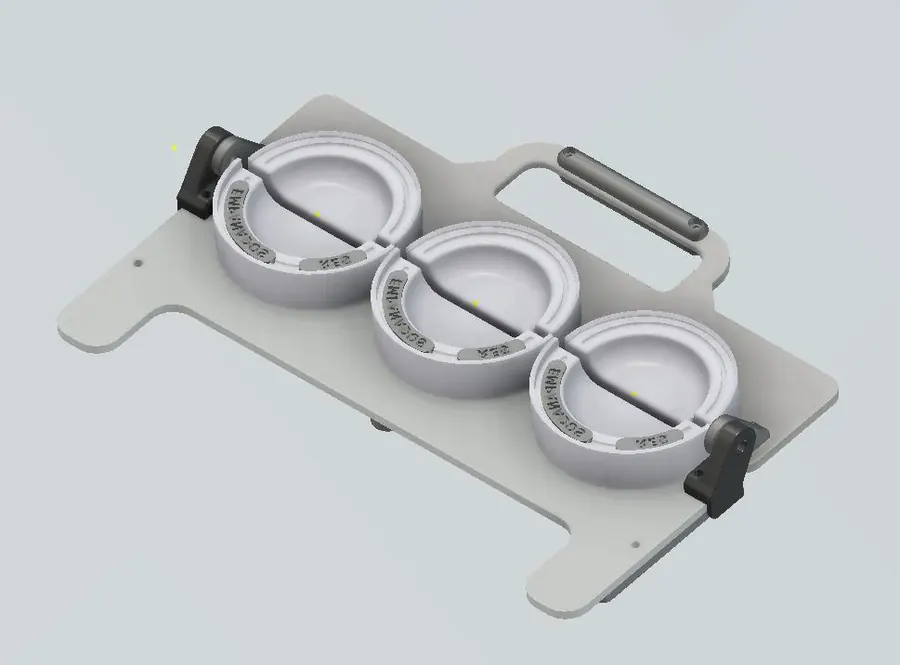 Render CAD del molde: placa de aluminio con tres cavidades, asa y mordazas laterales.